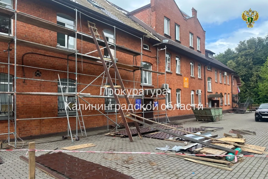 В Гурьевской больнице из-за протечки отремонтированной крыши закрыли стационар