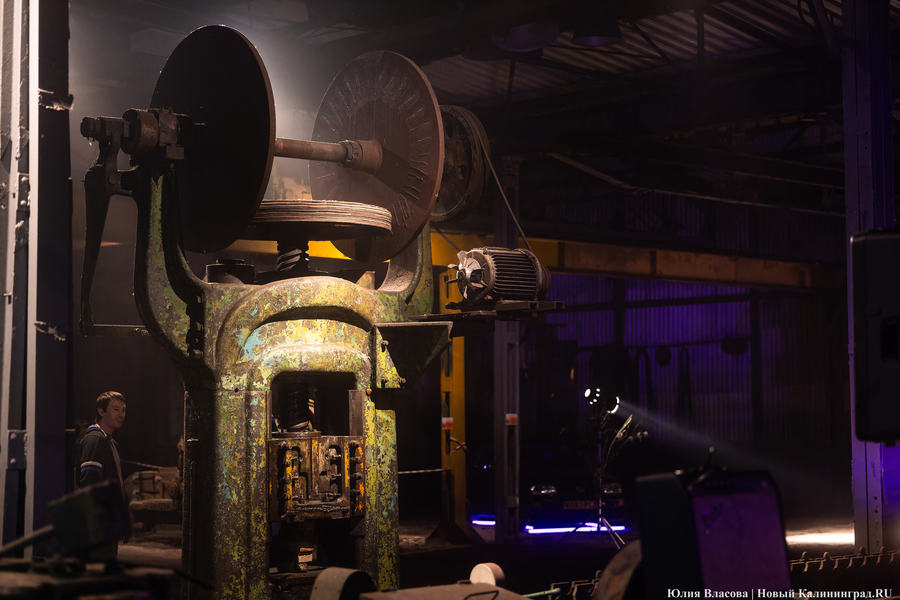Индустриальные смыслы «Смены»: как прошёл фестиваль света в Кузнечном цехе (фото)