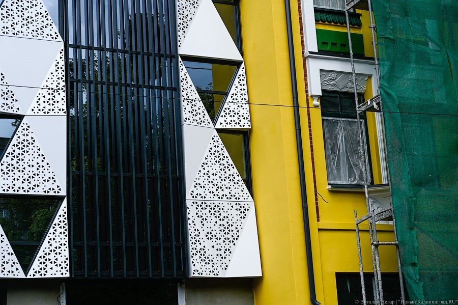 Стекло и треугольники: как выглядит фасад реставрируемой «Кройц-аптеки»