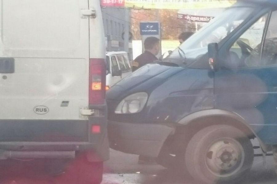 На Дзержинского столкнулись два микроавтобуса (фото)