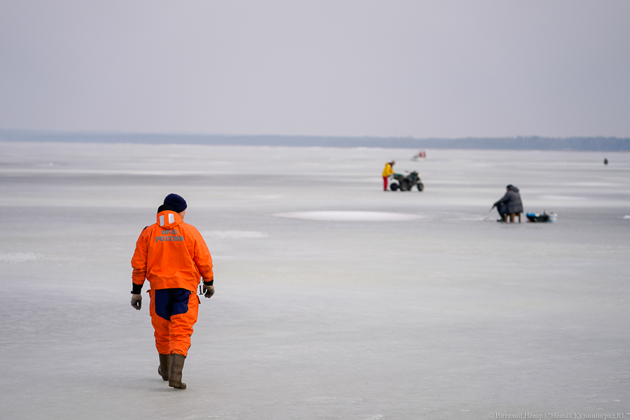 В Куршском заливе под лед провалился снегоход с рыбаками