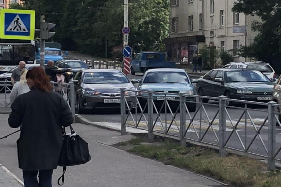 На Горького произошло еще одно ДТП, пробка в сторону выезда из города (фото)