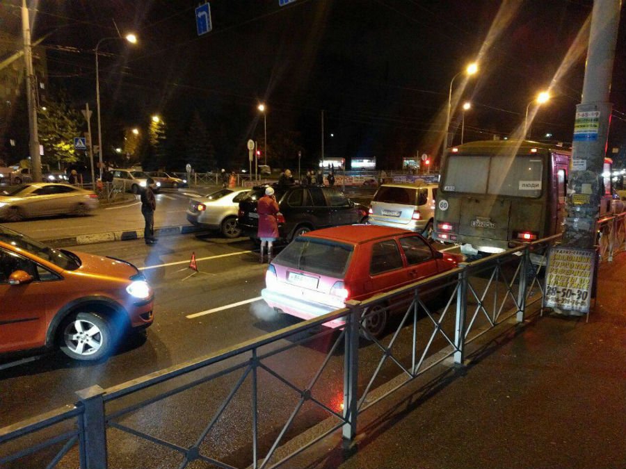 Тройное ДТП на Советском проспекте перекрыло две полосы (фото)