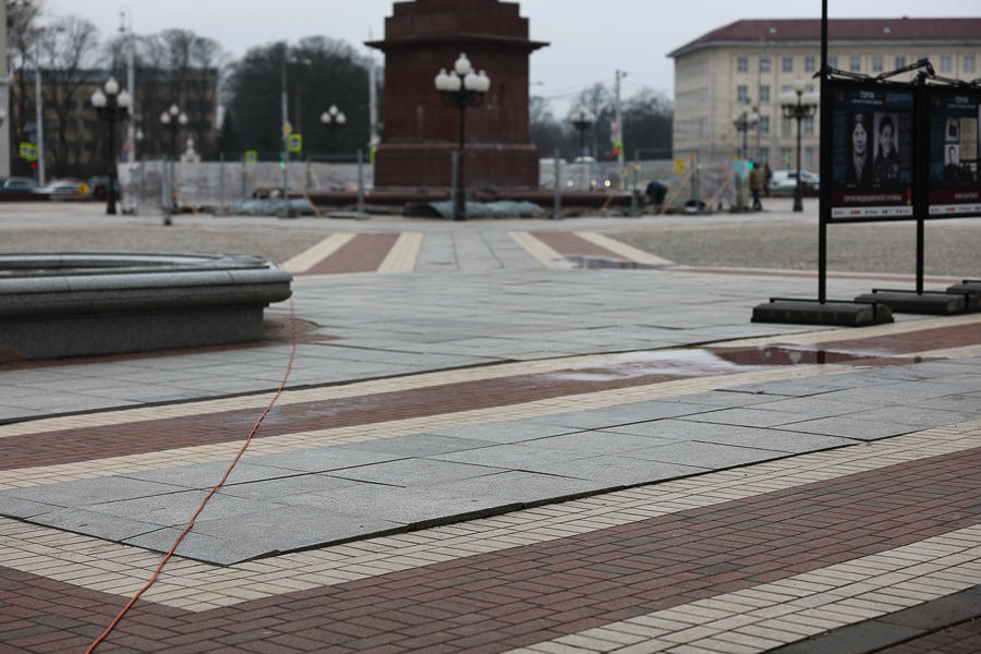 Дотянули до последнего: как выглядит площадь Победы после зимы (фото)