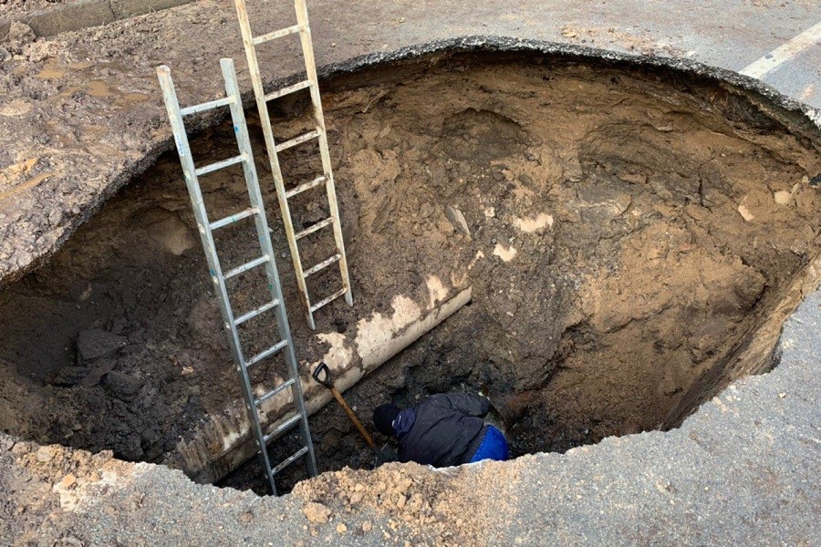 В Светлогорске дорожники заделывают провал в проезжей части (фото)