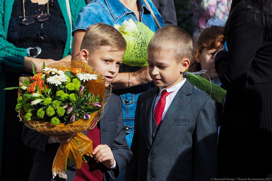 Банты, цветы, печальные дети: 1 сентября в Калининграде (фото)