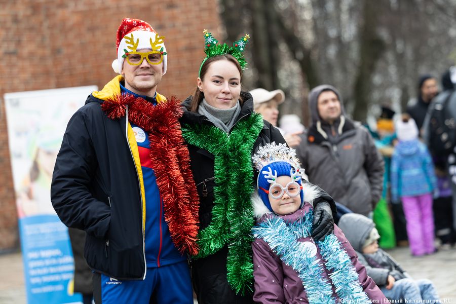 «Сказка к нам приходит»: на острове Канта прошел забег Дедов Морозов (фото)