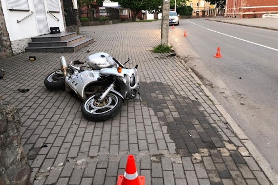 В Полесске мотоциклист без прав врезался в столб (фото)