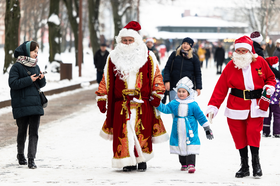 Цвет настроения — красный: на острове Канта прошёл благотворительный забег Дедов Морозов