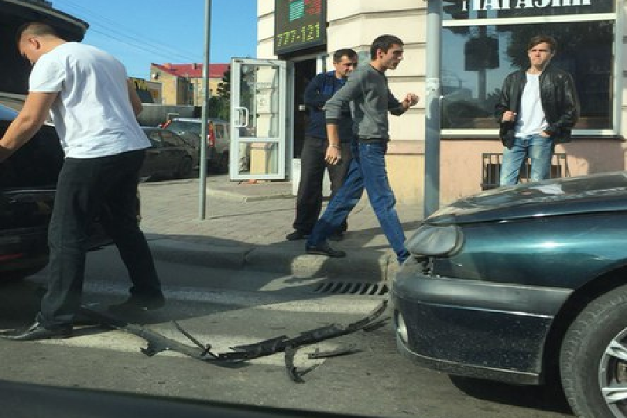 На ул.Фрунзе столкнулись две легковушки, движение затруднено (фото)
