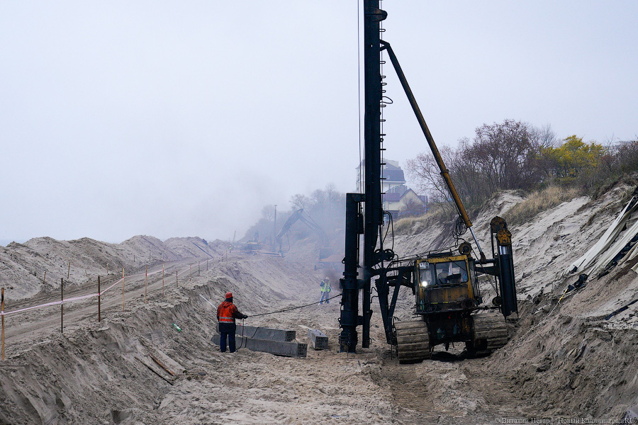 Серферы против гребенок: в Зеленоградске начали установку 40-тонных волноломов (фото)