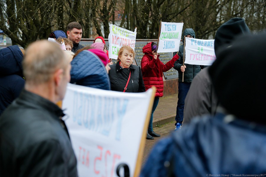 «Жертвы стадиона»: жители Ушаково протестуют против песчаных карьеров (фото)