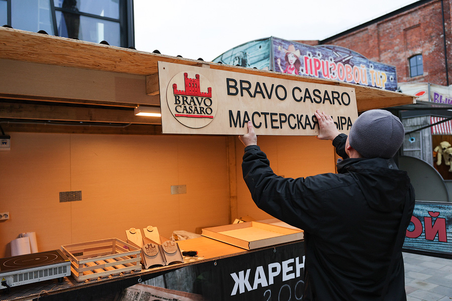 И всё-таки она светится: на территории пивоварни «Понарт» открылась новогодняя ярмарка (фото)