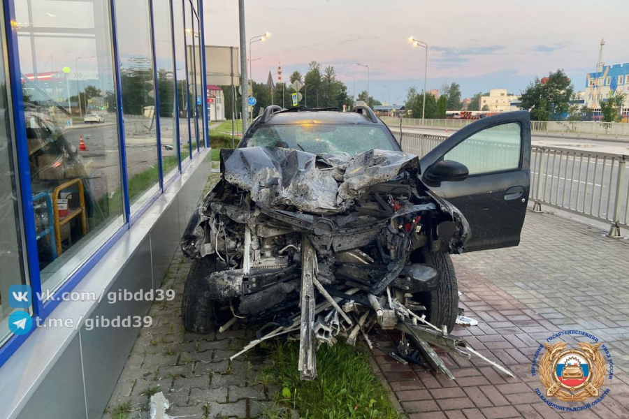 В Калининграде водитель сбил 26 пролётов ограждения и выехал на тротуар (фото)