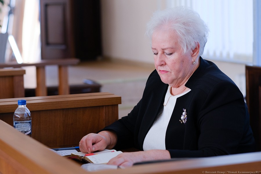 Процесс над экс-директором лицея № 49 приостановили из-за смерти ее дочери