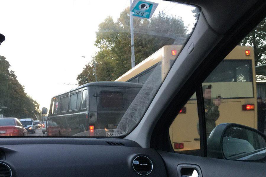 На ул. Дзержинского автобус столкнулся с военным спецтранспортом (фото)
