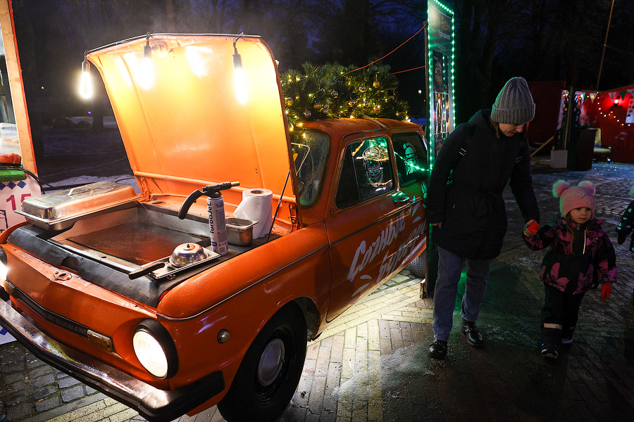 Гастрономическая шаурма и другие: на острове Канта открылась новогодняя ярмарка (фото)