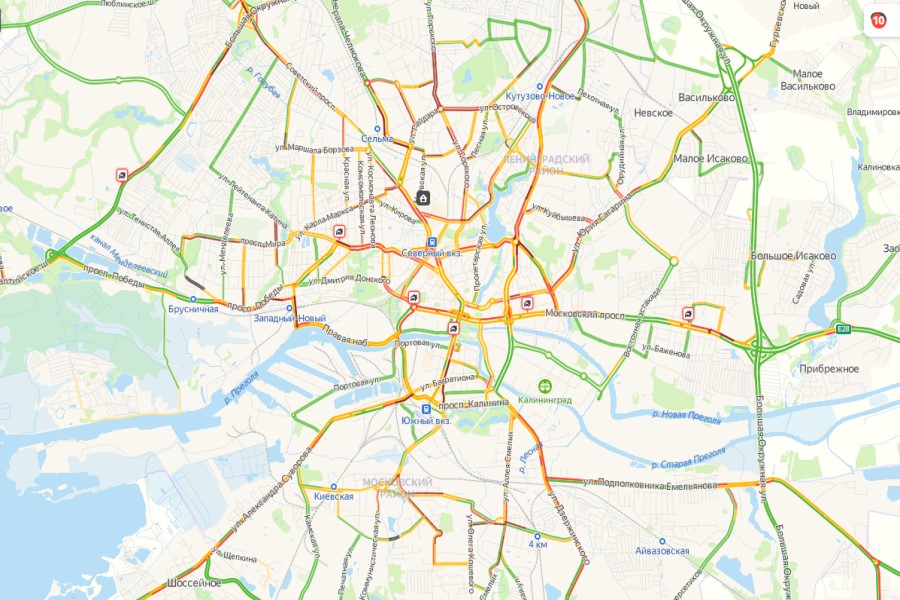 Из-за снегопада Калининград утром в пятницу встал в 10-балльных пробках