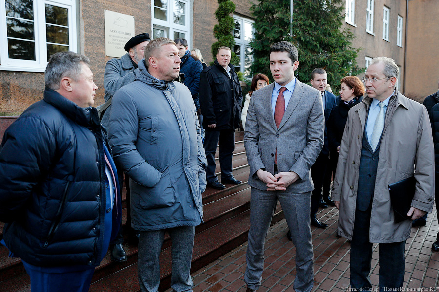 Верхом на трёхглазой змее: на калининградские автобусы нанесли символику ЧМ