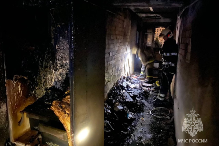 В Калининграде во время пожара в пятиэтажке спасли троих детей (фото)