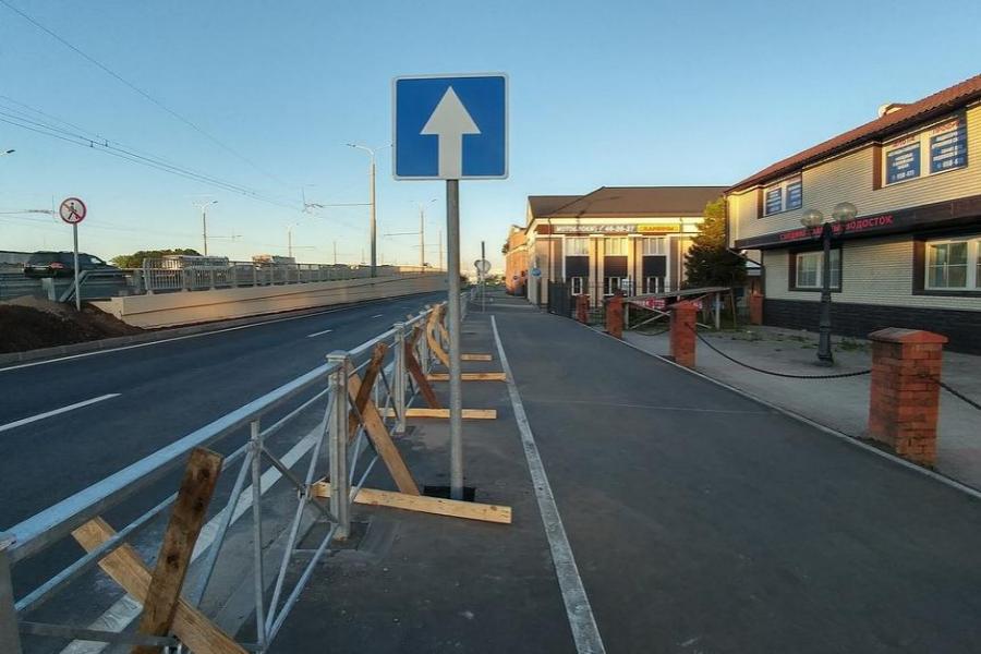 В Калининграде дорожные знаки установили посреди новой велодорожки (фото)