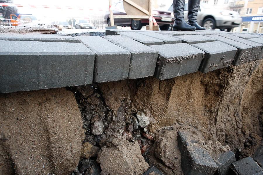 Дорога и пустота: на Ленпроспекте асфальт не выдержал нагрузки (фото)