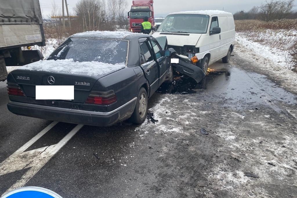 В лобовом ДТП на Южном обходе пострадали три человека (фото) (видео)