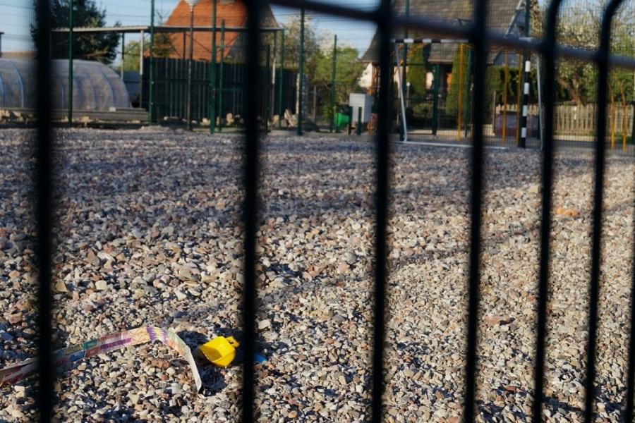Горвласти решили достроить детскую площадку, которую приняли полгода назад (фото)
