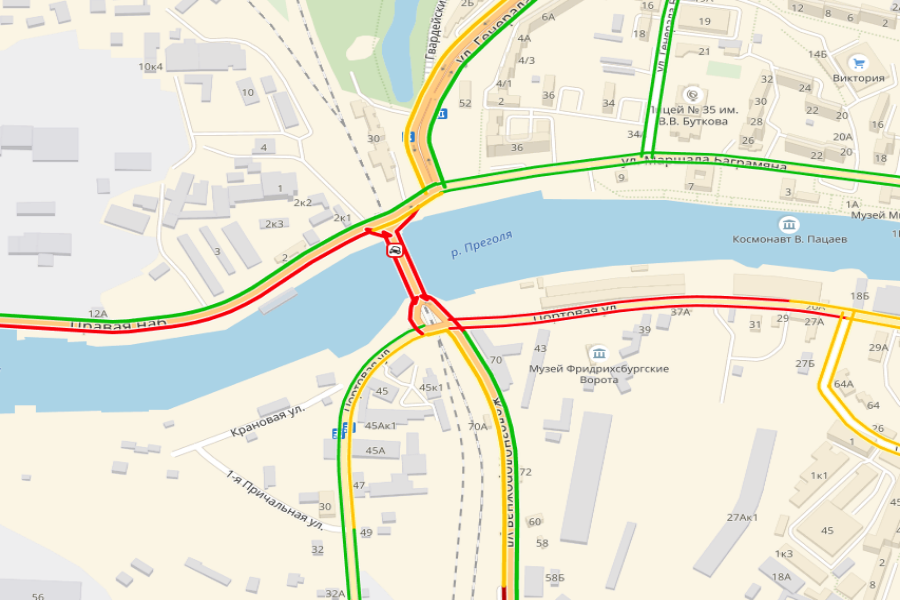 В Калининграде Volkswagen влетел в опору двухъярусного моста (фото)