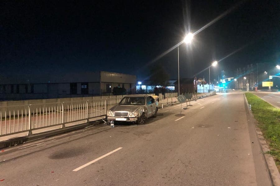 «Мерседес» снес 54 метра дорожного ограждения под Калининградом (фото)