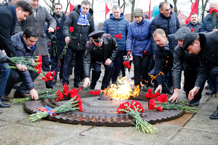  Лица защитников: как калининградские ВИПы возлагали цветы