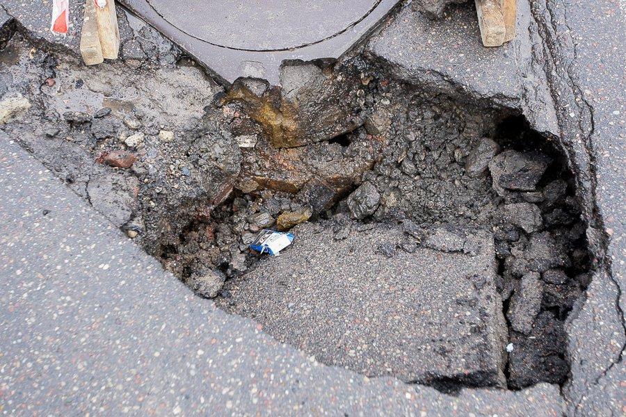 На Литовском валу в Калининграде на проезжей части провалился асфальт (фото)