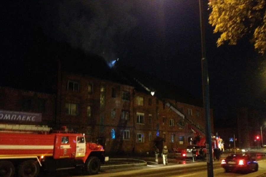 На Литовском валу горит верхний этаж исторического жилого дома (фото)