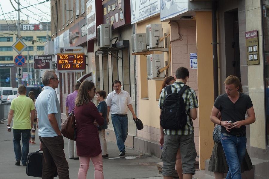 Всё спокойно: как рекордно дорогой доллар отразился на работе обменников