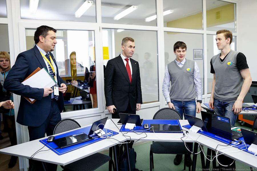 Селфи на фоне детства: как Павел Астахов Калининградскую область навещал