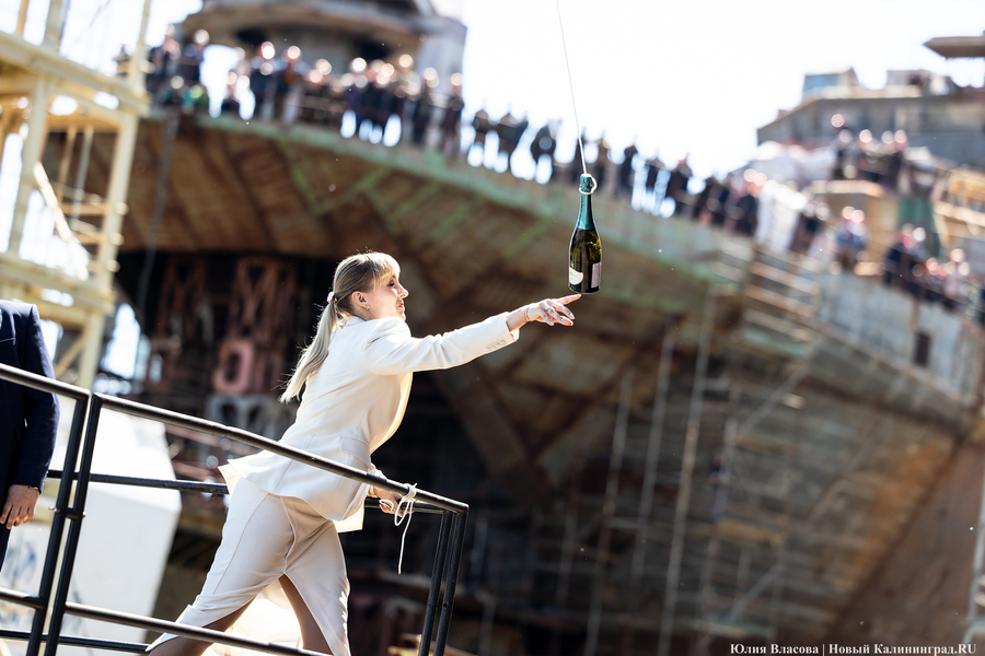 Флагман ВМФ России: в Калининграде спустили на воду большой десантный корабль (фото)