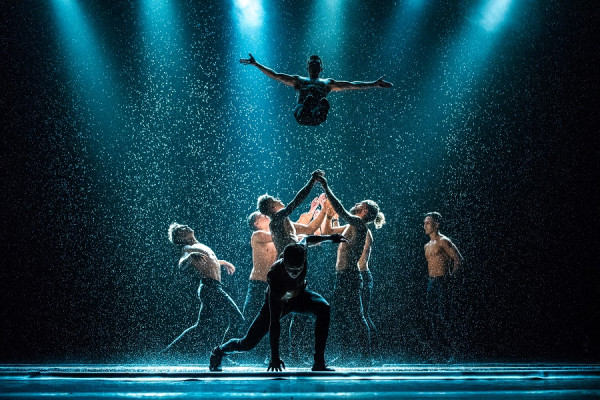 Поддайся «Искушению»: обновленное шоу под дождем  «Признание в любви»