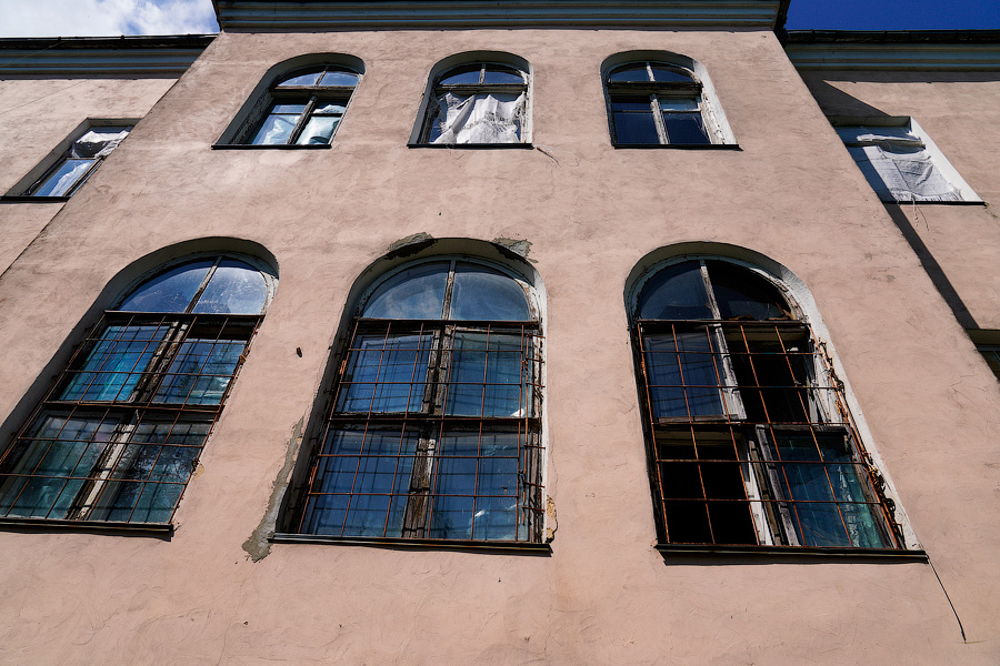 Усадьба разбитых окон: как выглядит Командный пункт 43-й армии перед реконструкцией (фото)