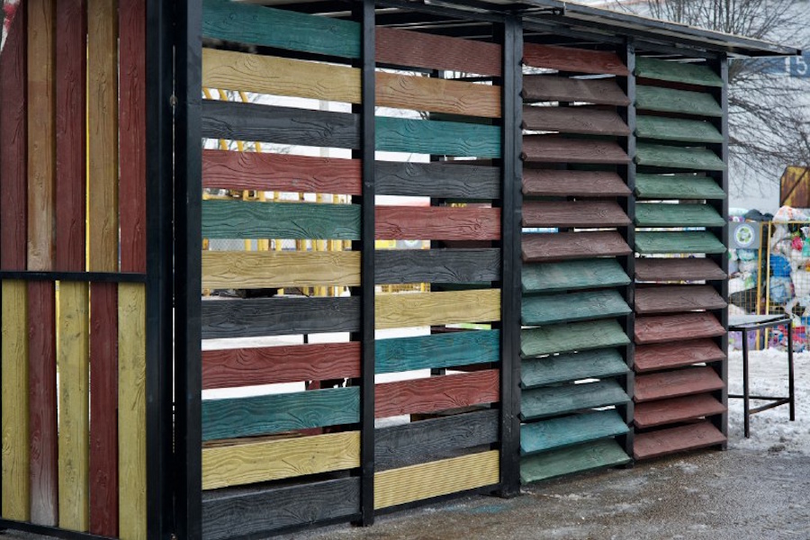 В Калининграде монтируют первую контейнерную площадку, сделанную из вторсырья (фото) (видео)