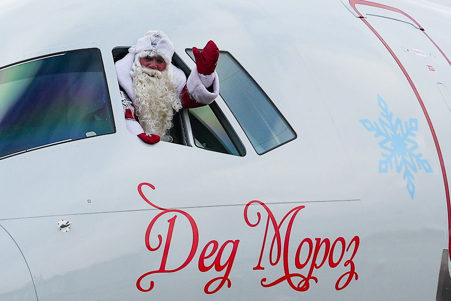 На импортозамещенных крыльях: в Калининград прилетели Дед Мороз и Снегурочка (фото)