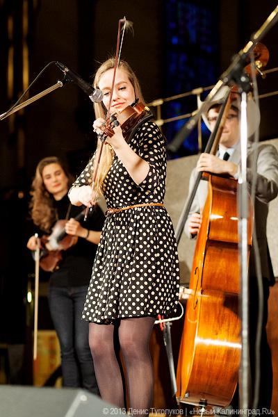 «Всем сестрам по серьгам»: фоторепортаж с концерта The Quebe Sisters Band