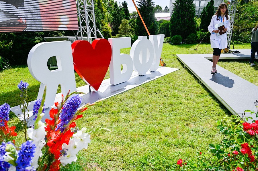 Как проходит вручение дипломов выпускникам БФУ в Ботаническом саду (фото)