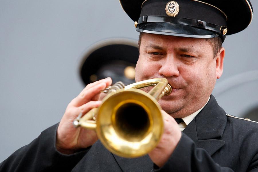 «Неустрашимый» со взбитыми сливками: боевой корабль вернулся из похода к берегам Сомали