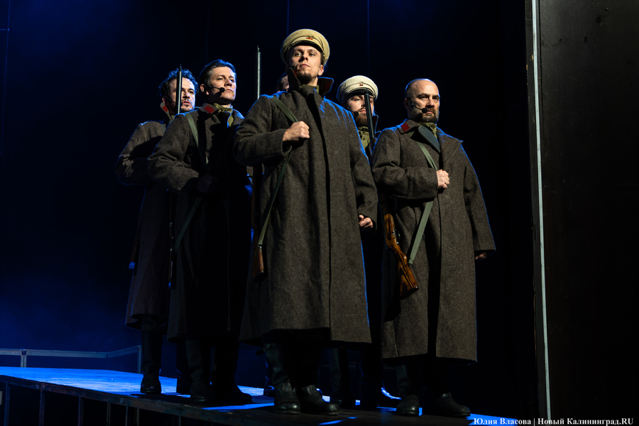 «Профессия — Родину защищать»: в музтеатре Калининграда поставили легендарных «Офицеров» (фото)