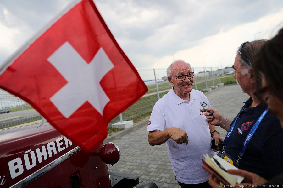 Zwei vodka!: интервью болельщиков, приехавших из Швейцарии на тракторе