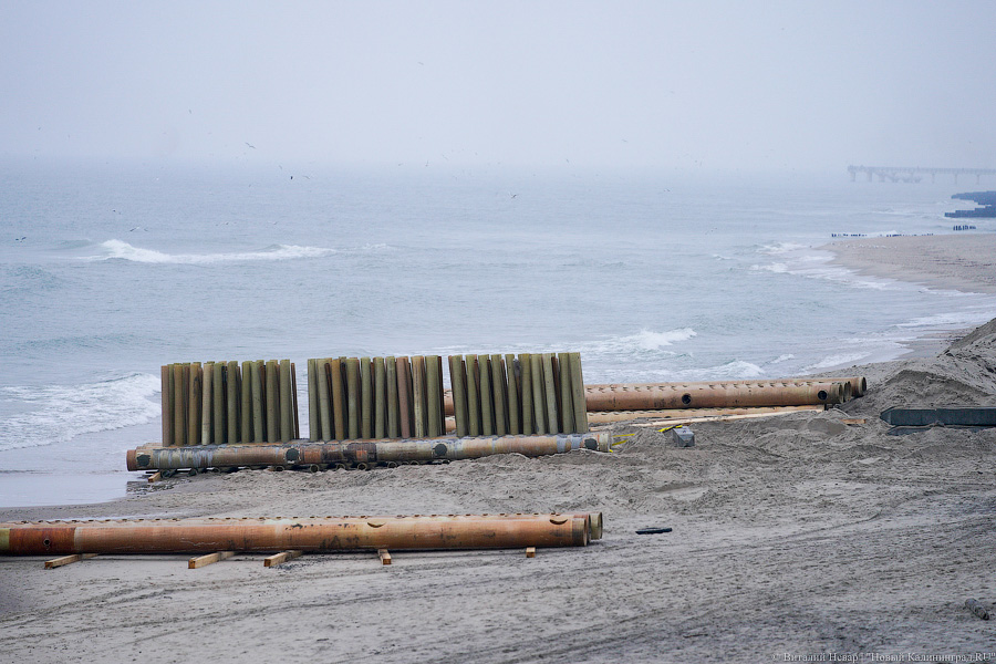 Серферы против гребенок: в Зеленоградске начали установку 40-тонных волноломов (фото)