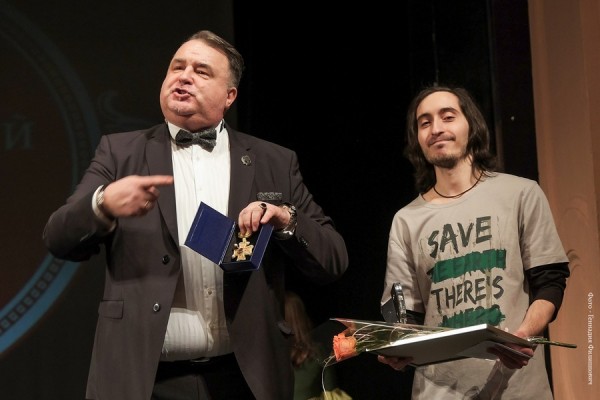 В День театра в калининградской драме дарили бутоньерки из старого занавеса