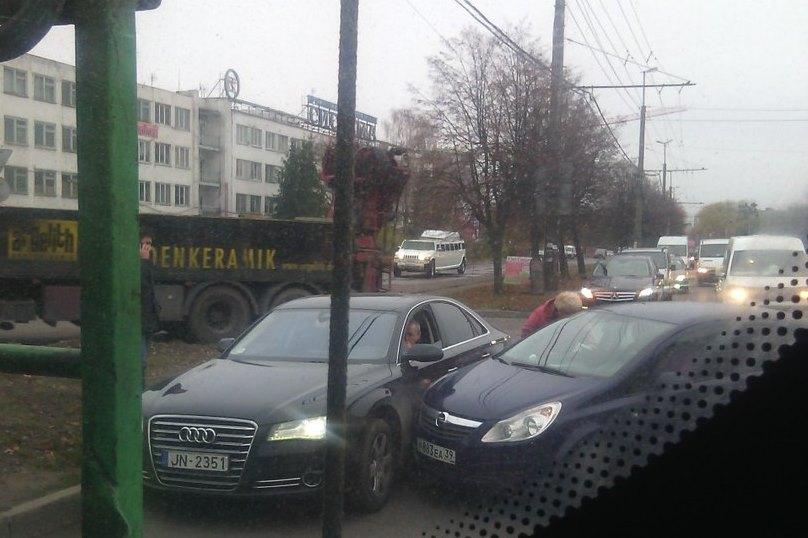 На Московском проспекте «Опель» столкнулся с «Ауди» (фото)