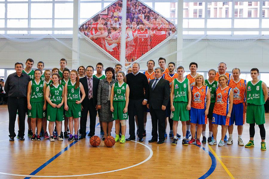 Чиновники против молодежи: как губернатор новый ФОК в Зеленоградске открывал