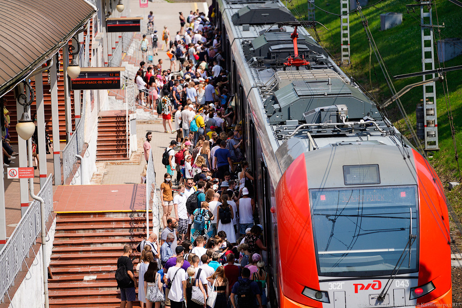 Не для слабаков: желающие уехать к морю штурмуют электрички и автобусы